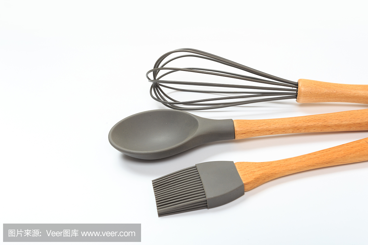 一套木制把手的廚房用具,孤立在白色背景上